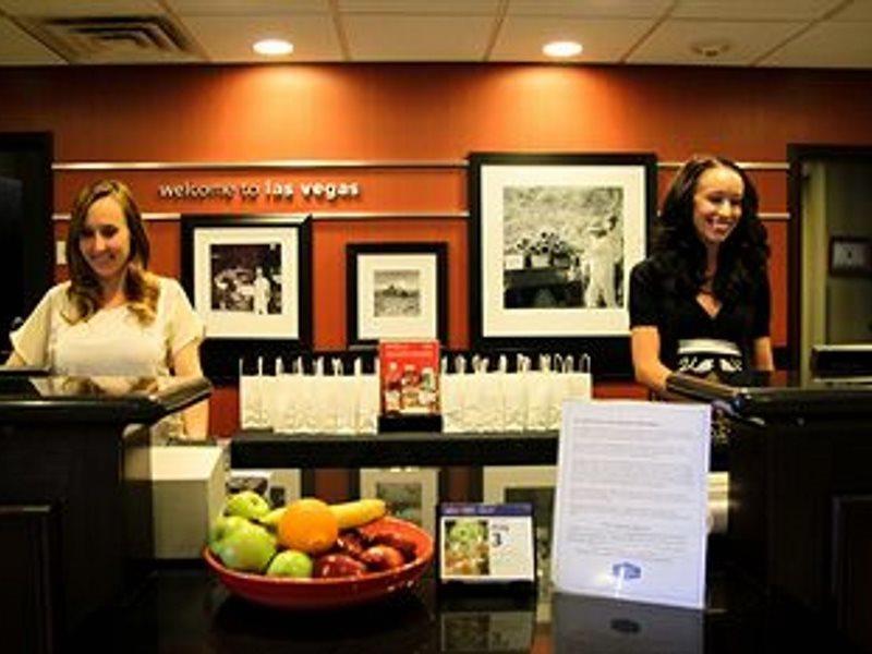 Hampton Inn & Suites Las Vegas South Екстериор снимка
